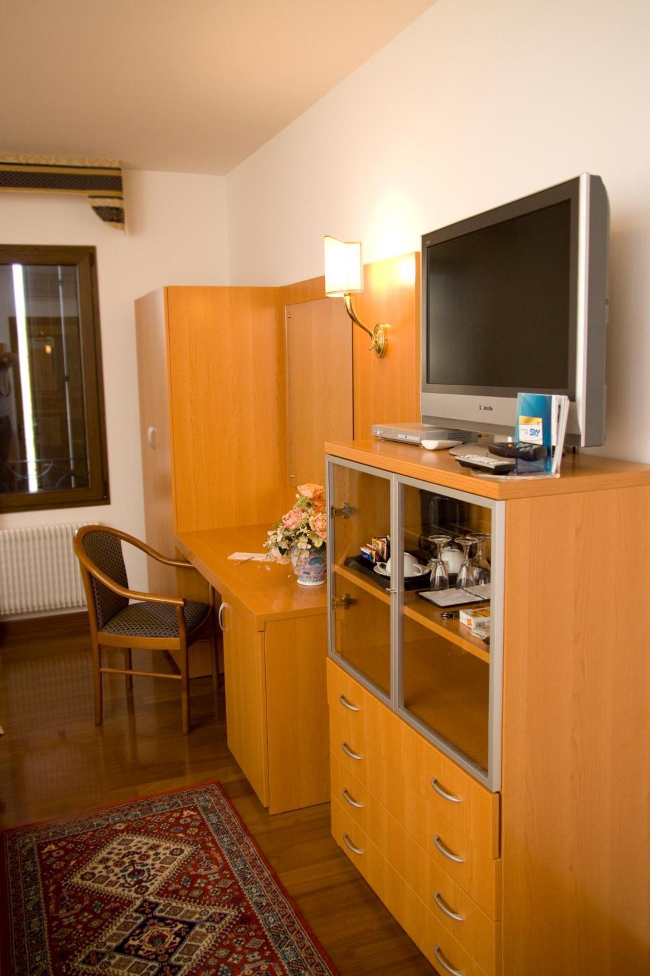 Hotel Ristorante Dotto Varago ภายนอก รูปภาพ