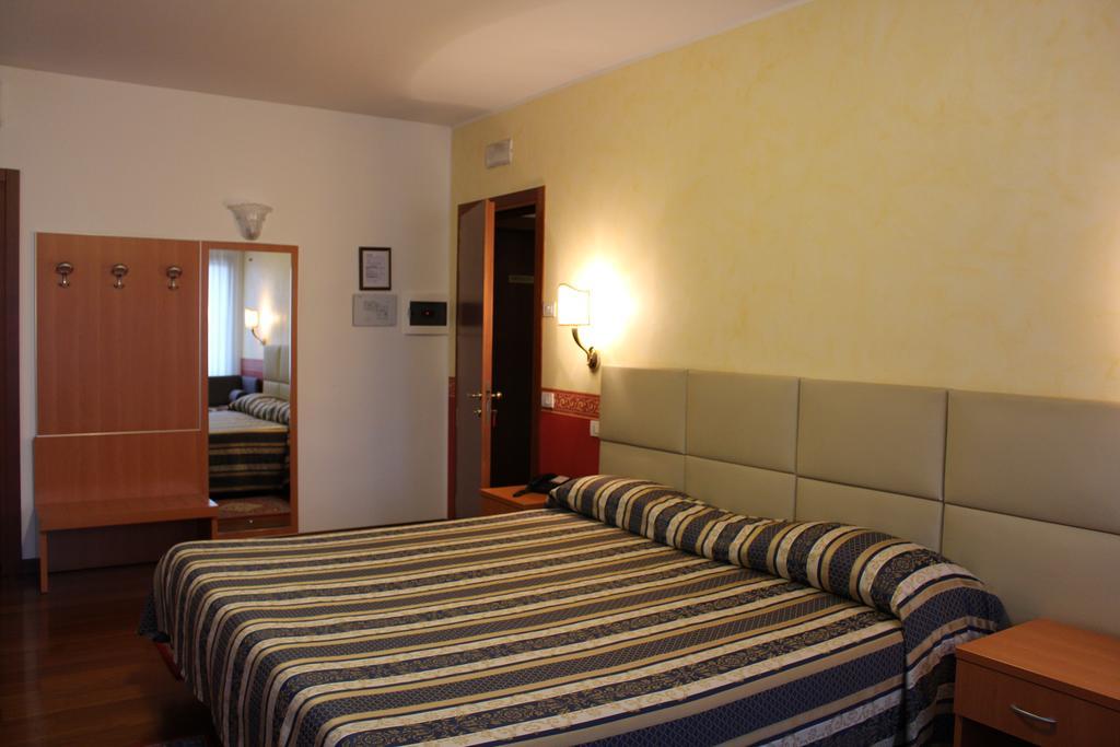 Hotel Ristorante Dotto Varago ภายนอก รูปภาพ
